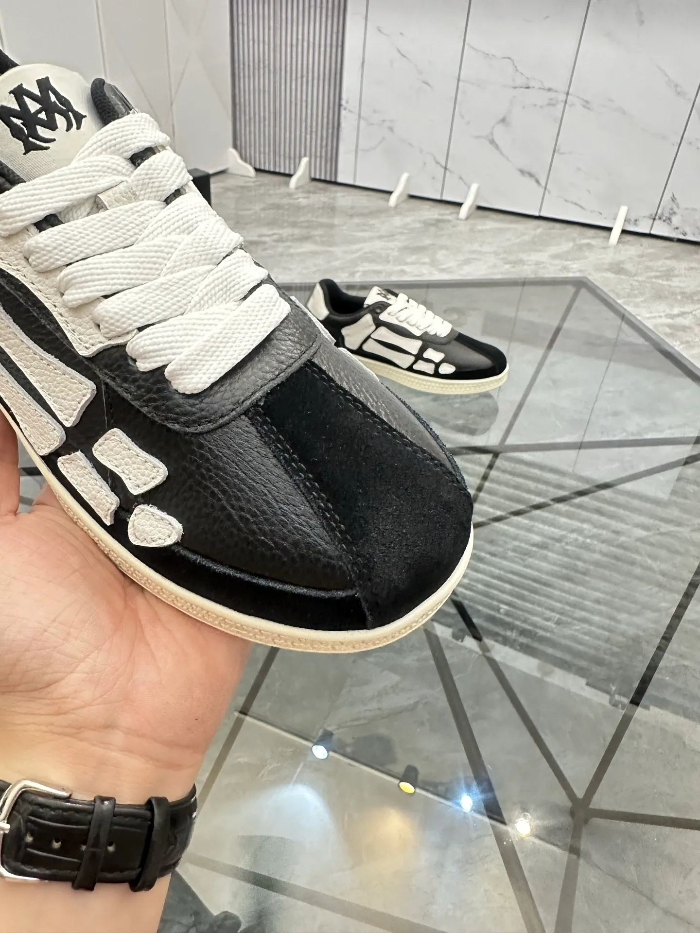 Men's shoes: 💰P420¥ Product trademark: AMIRI* "Amir*" low-top casual shoes Regular size: 38-45 (can be customized to 46) Product material: imported nubuck leather upper, breathable lining, original outsole. Number: 001